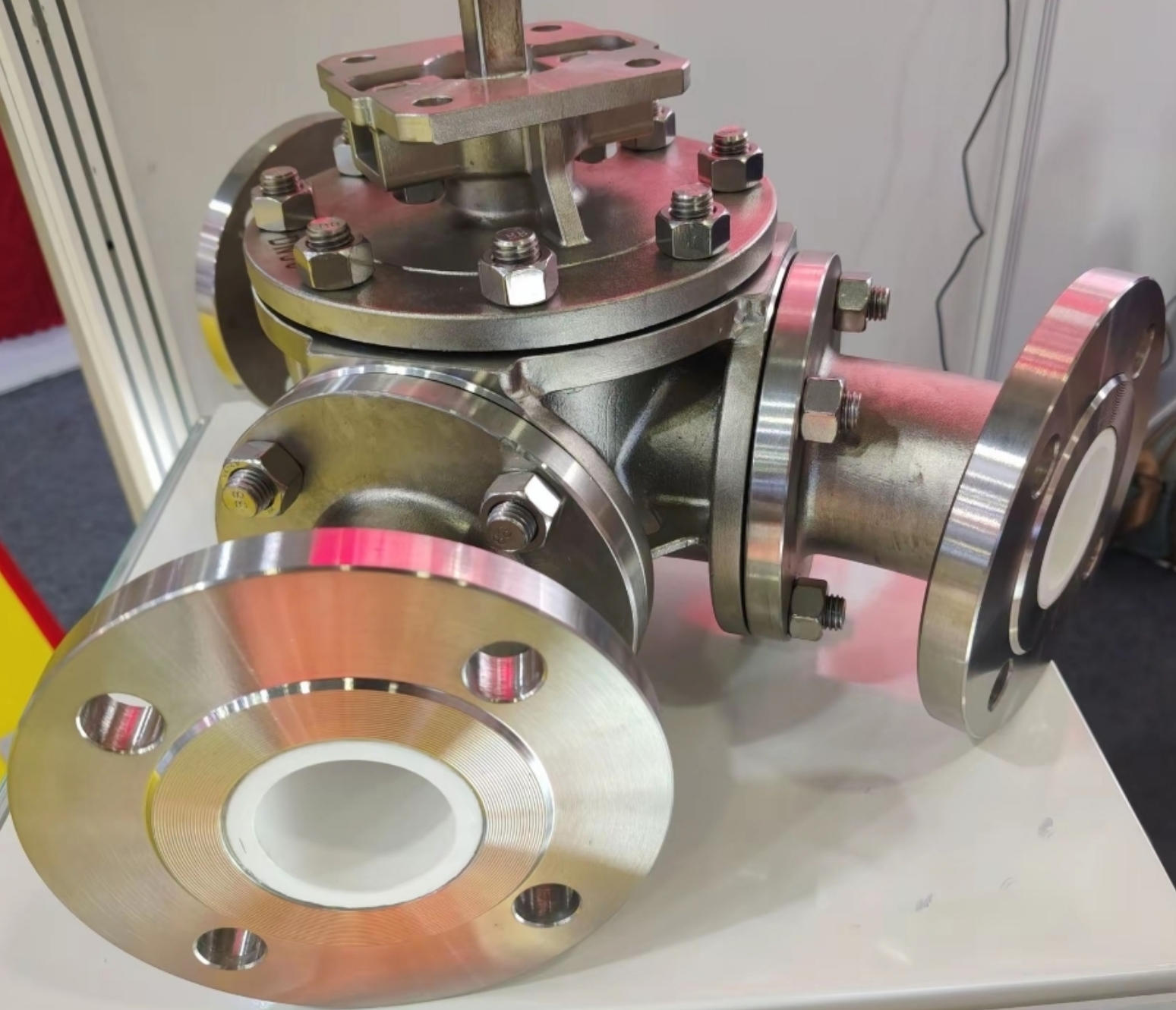   135 degree y type 3 way ball valve structure
